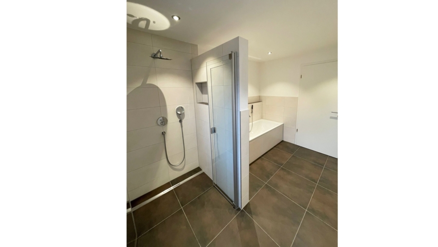 Moderne 3-Zimmer-Wohnung mit großem Westbalkon, 2 TG-Stellplätze & großem Tageslichtbad - Dusche