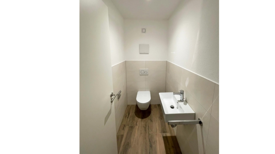 Moderne 3-Zimmer-Wohnung mit großem Westbalkon, 2 TG-Stellplätze & großem Tageslichtbad - Gäste-WC