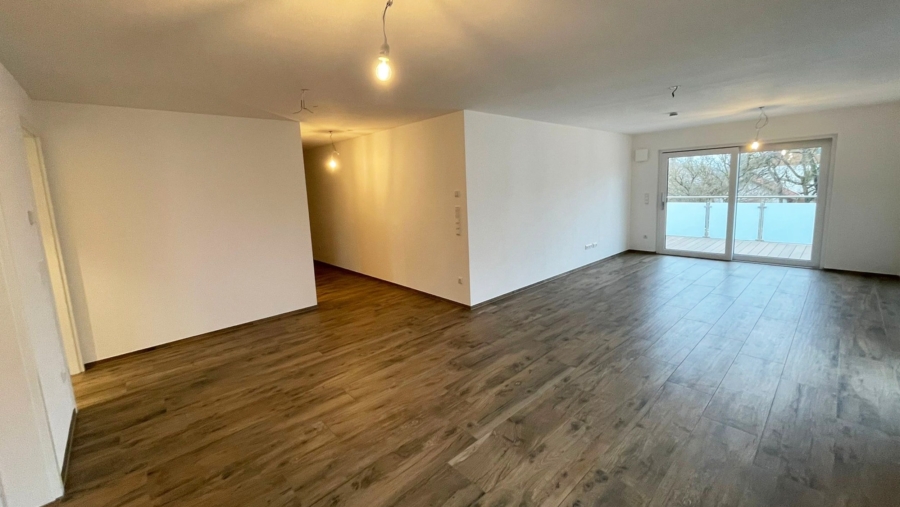 Moderne 3-Zimmer-Wohnung mit großem Westbalkon, 2 TG-Stellplätze & großem Tageslichtbad - Wohnzimmer Ansicht 2