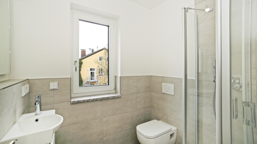 Edle 4-Zimmer-Dachgeschosswohnung mit 136 m²Wohnfläche, 2 Bäder & Luxusausstattung - Duschbad