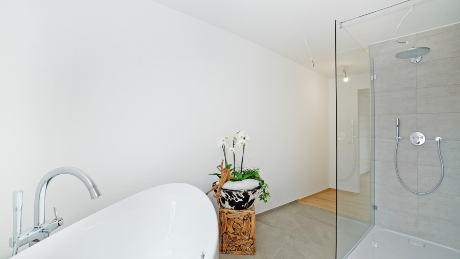 Edle 4-Zimmer-Dachgeschosswohnung mit 136 m²Wohnfläche, 2 Bäder & Luxusausstattung - Badezimmer