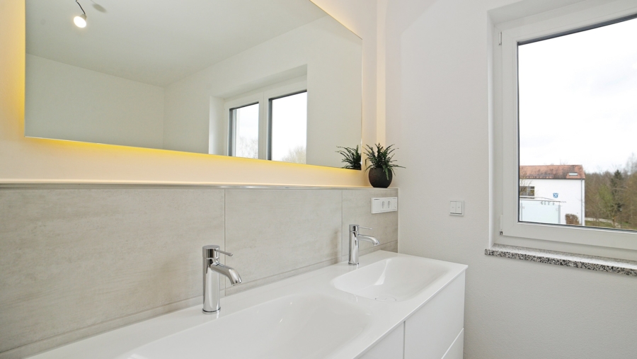 Edle 4-Zimmer-Dachgeschosswohnung mit 136 m²Wohnfläche, 2 Bäder & Luxusausstattung - Waschtisch