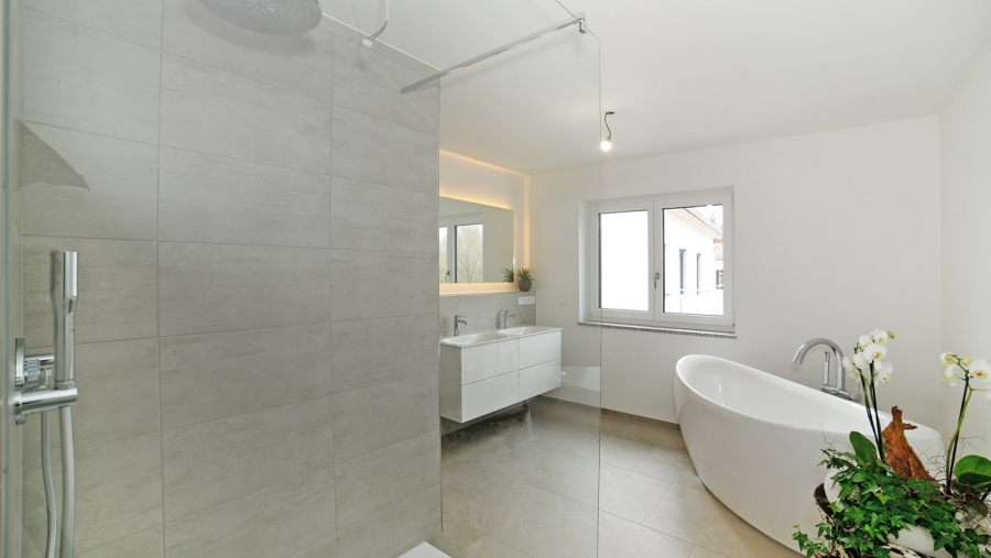 Edle 4-Zimmer-Dachgeschosswohnung mit 136 m²Wohnfläche, 2 Bäder & Luxusausstattung - Badezimmer