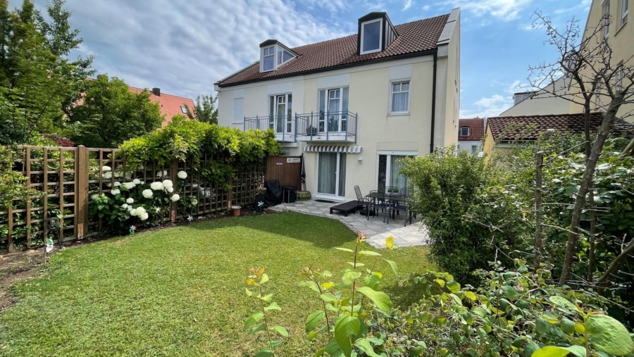 Zum Selbstbezug! Großzügige Doppelhaushälfte mit 5 Zimmern & 2 Bädern, Einzelgarage & TG-Stellplatz - Garten