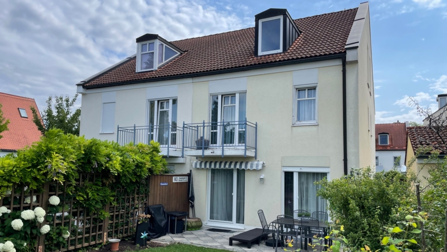 Zum Selbstbezug! Großzügige Doppelhaushälfte mit 5 Zimmern & 2 Bädern, Einzelgarage & TG-Stellplatz - Hausansicht mit Garten