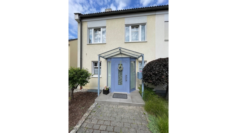 Zum Selbstbezug! Großzügige Doppelhaushälfte mit 5 Zimmern & 2 Bädern, Einzelgarage & TG-Stellplatz - Hauseingang