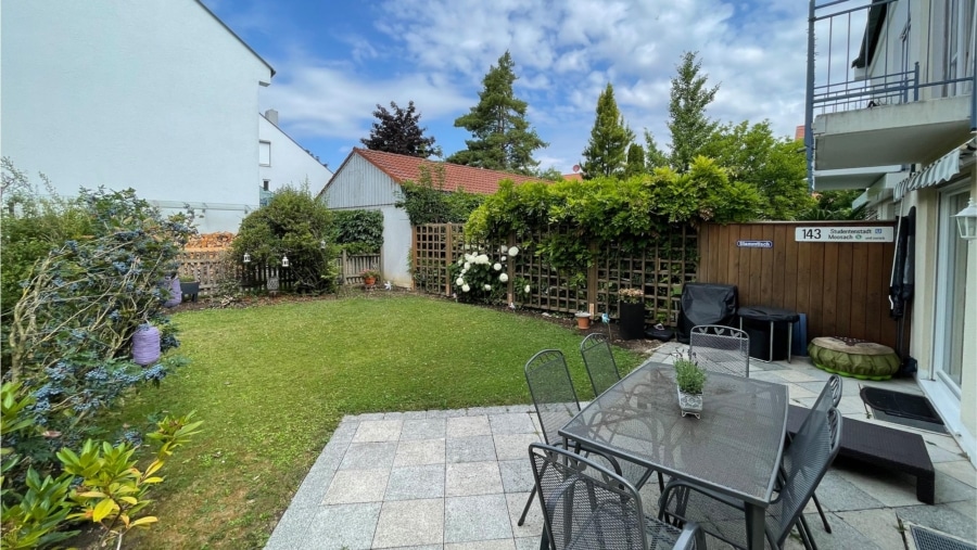 Zum Selbstbezug! Großzügige Doppelhaushälfte mit 5 Zimmern & 2 Bädern, Einzelgarage & TG-Stellplatz - Terrasse