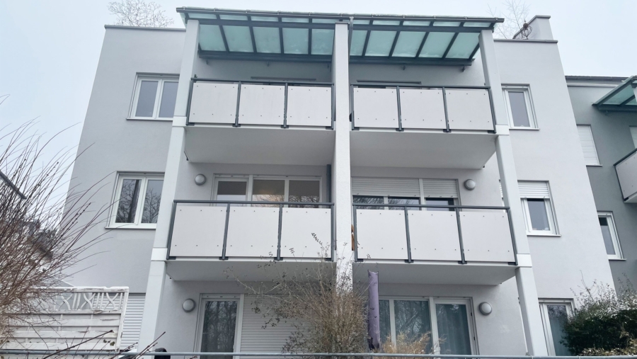 Im Herzen von Erding! Moderne 3-Zimmer-Eigentumswohnung mit großem Westbalkon & TG-Stellplatz - Hausansicht Balkon 2