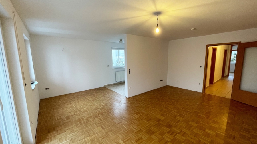 Im Herzen von Erding! Moderne 3-Zimmer-Eigentumswohnung mit großem Westbalkon & TG-Stellplatz - Wohnzimmer 2