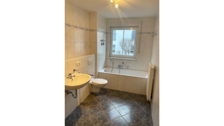 Im Herzen von Erding! Moderne 3-Zimmer-Eigentumswohnung mit großem Westbalkon & TG-Stellplatz - Badezimmer