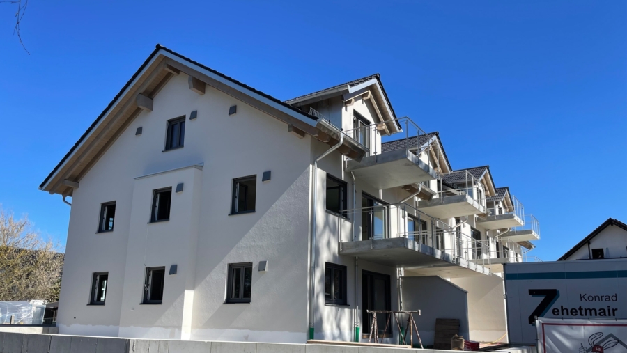 Sonnige 2-Zimmer-Dachgeschosswohnung mit ca. 45 m² Wohnfläche, Südbalkon & geräumigen TG-Stellplatz - Hausansicht 3