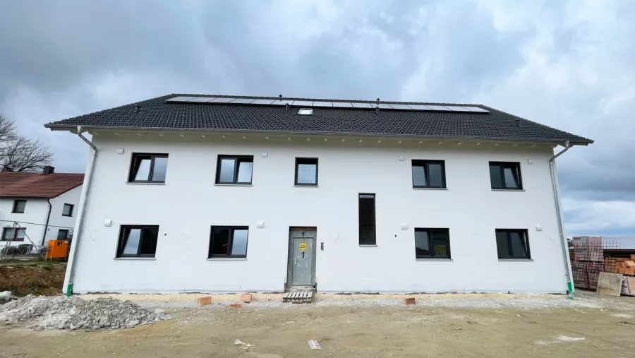 Schöne 3-Zimmer-Eigentumswohnung mit großem Westbalkon und 2 Stellplätzen - Hausansicht 2