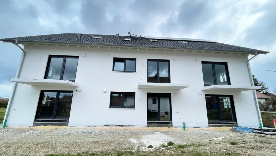 Schöne 3-Zimmer-Eigentumswohnung mit großem Westbalkon und 2 Stellplätzen - Eingangsbereich