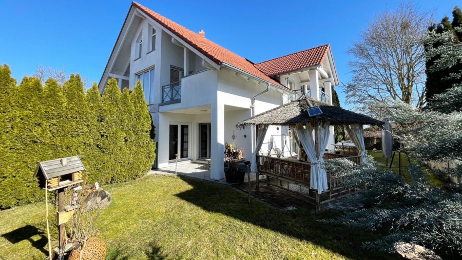 Wunderschönes & genial durchdachtes Zweifamilienhaus mit ca. 261 m² Wohnfläche in Toplage - Garten