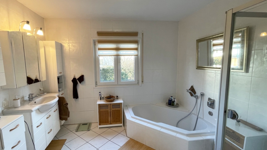 Wunderschönes & genial durchdachtes Zweifamilienhaus mit ca. 261 m² Wohnfläche in Toplage - Badezimmer im Erdgeschoss