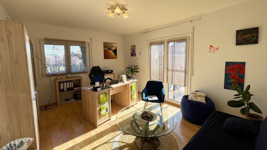 Wunderschönes & genial durchdachtes Zweifamilienhaus mit ca. 261 m² Wohnfläche in Toplage - Büro im Erdgeschoss