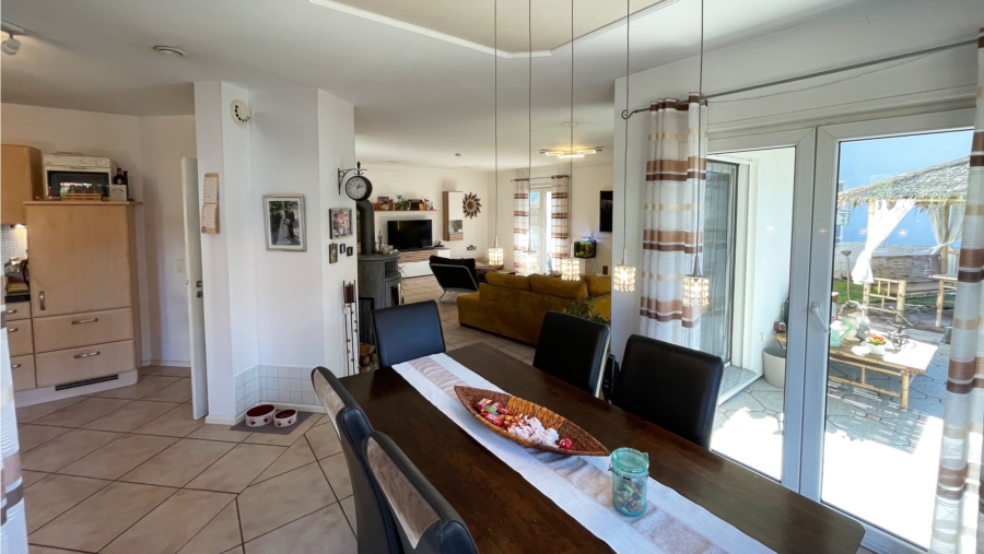 Wunderschönes & genial durchdachtes Zweifamilienhaus mit ca. 261 m² Wohnfläche in Toplage - Essbereich mit Zugang Terrasse