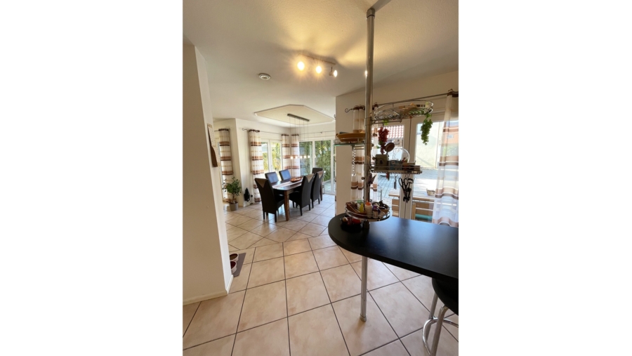 Wunderschönes & genial durchdachtes Zweifamilienhaus mit ca. 261 m² Wohnfläche in Toplage - Küchentresen mit Essbereich