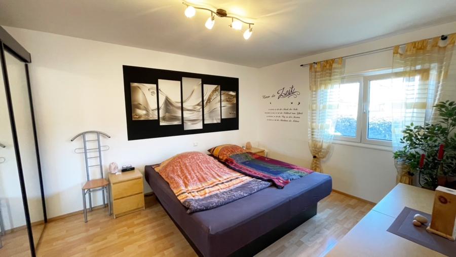 Wunderschönes & genial durchdachtes Zweifamilienhaus mit ca. 261 m² Wohnfläche in Toplage - Schlafzimmer im Erdgeschoss