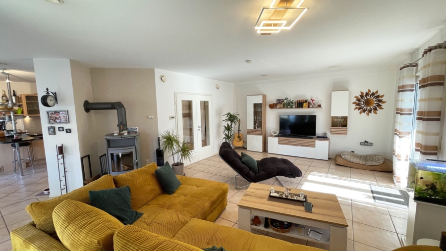 Wunderschönes & genial durchdachtes Zweifamilienhaus mit ca. 261 m² Wohnfläche in Toplage - Wohnzimmer Ansicht 2