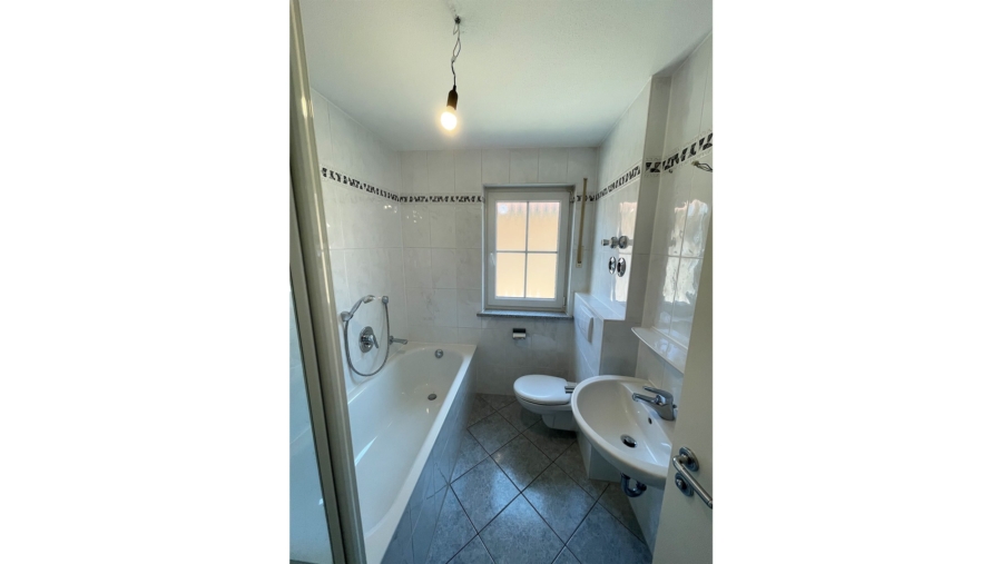 Schöne 3-Zimmer-Gartenwohnung mit 2 Bädern, Einbauküche und großer Garage in sehr ruhiger Wohnlage! - Bad im Erdgeschoss