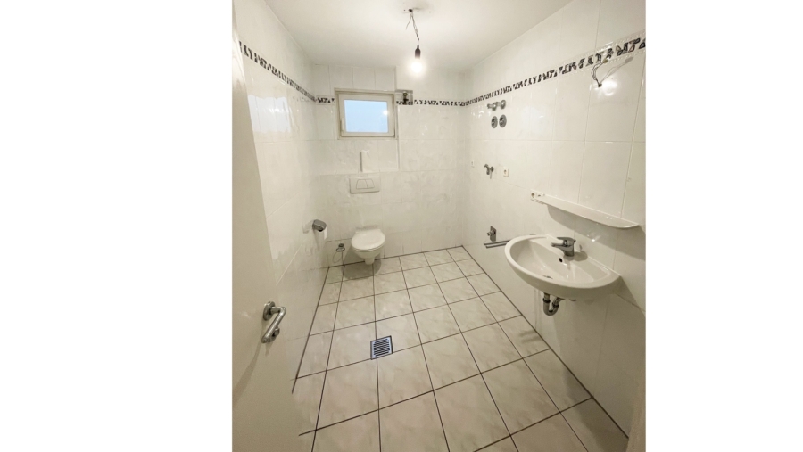 Schöne 3-Zimmer-Gartenwohnung mit 2 Bädern, Einbauküche und großer Garage in sehr ruhiger Wohnlage! - Bad im Souterrain