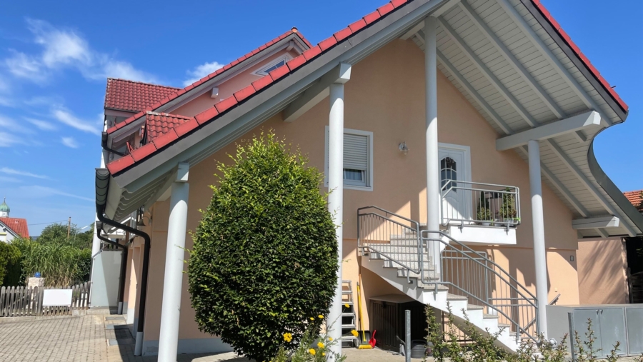 Schöne 3-Zimmer-Gartenwohnung mit 2 Bädern, Einbauküche und großer Garage in sehr ruhiger Wohnlage! - Hausansicht