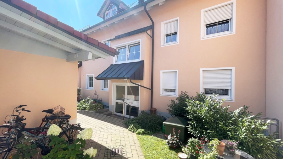 Schöne 3-Zimmer-Gartenwohnung mit 2 Bädern, Einbauküche und großer Garage in sehr ruhiger Wohnlage! - Hauseingang Ansicht 1