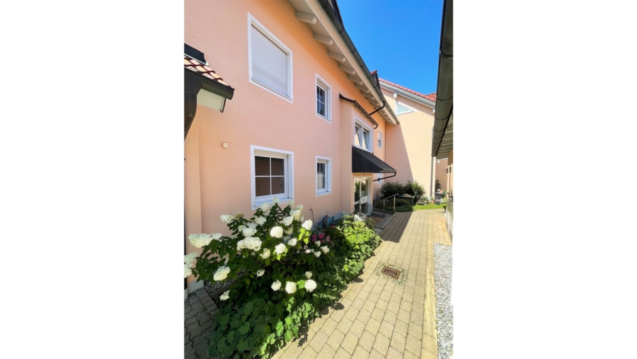 Schöne 3-Zimmer-Gartenwohnung mit 2 Bädern, Einbauküche und großer Garage in sehr ruhiger Wohnlage! - Hauseingang Ansicht 2