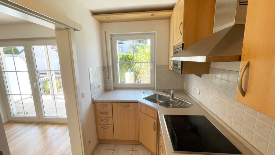 Schöne 3-Zimmer-Gartenwohnung mit 2 Bädern, Einbauküche und großer Garage in sehr ruhiger Wohnlage! - Küche Ansicht 3