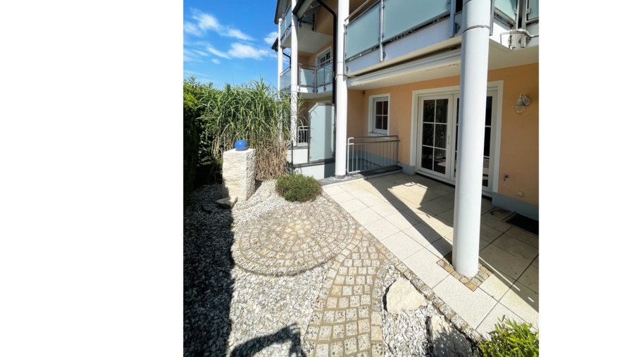 Schöne 3-Zimmer-Gartenwohnung mit 2 Bädern, Einbauküche und großer Garage in sehr ruhiger Wohnlage! - Terrasse Ansicht 1