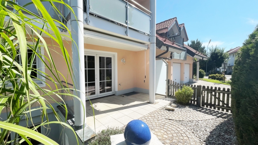 Schöne 3-Zimmer-Gartenwohnung mit 2 Bädern, Einbauküche und großer Garage in sehr ruhiger Wohnlage! - Terrasse Ansicht 2