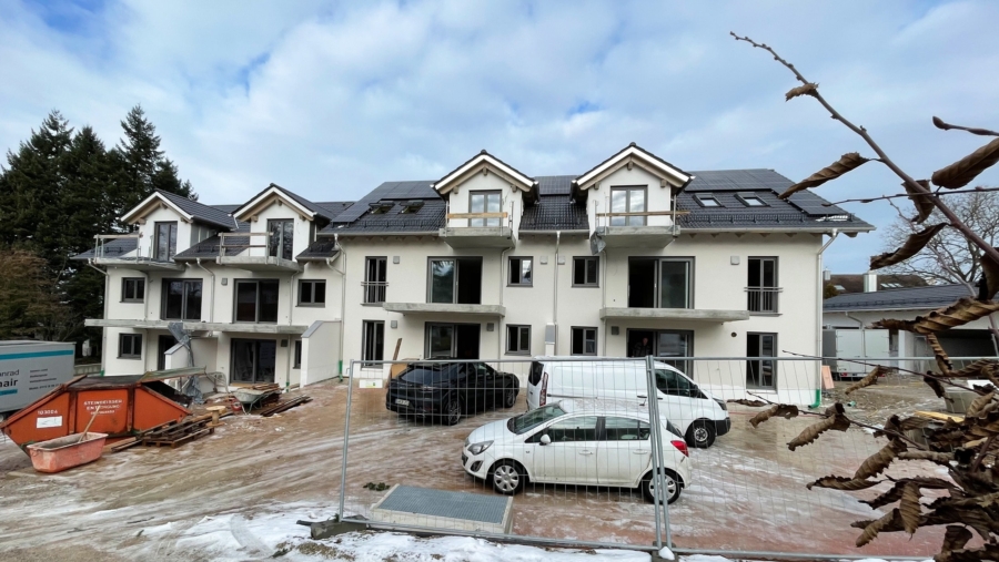 Schöne 3-Zimmer-Gartenwohnung mit 92 m² Wohnfläche, großem Südgarten & 2 TG-Stellplätzen - Hausansicht 1