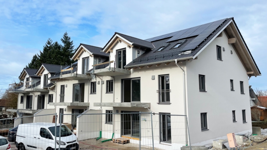 Schöne 3-Zimmer-Gartenwohnung mit 92 m² Wohnfläche, großem Südgarten & 2 TG-Stellplätzen - Hausansicht 2