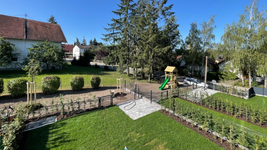 Schöne 3-Zimmer-Gartenwohnung mit 92 m² Wohnfläche, großem Südgarten & 2 TG-Stellplätzen - Garten