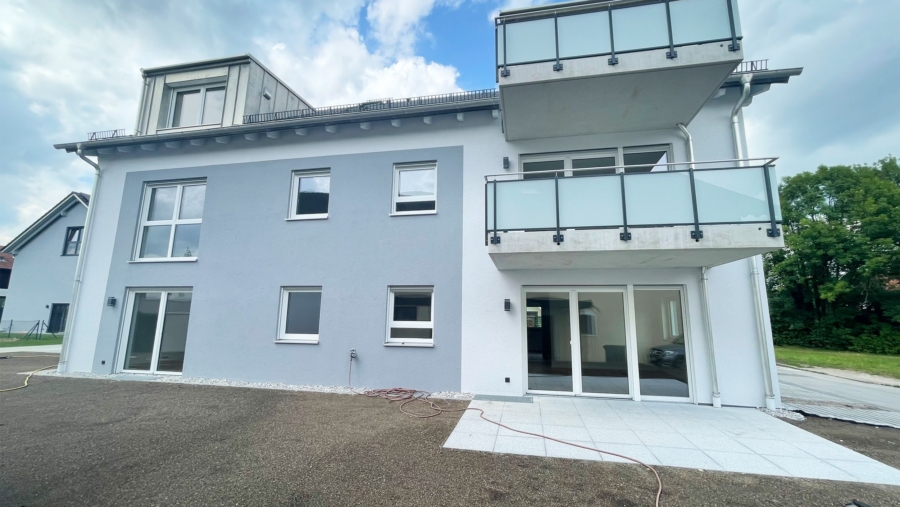 Familienoase! Exklusive 3-Zimmer-Gartenwohnung in idealer Südausrichtung in Pliening zu verkaufen! - Hausansicht mit Garten