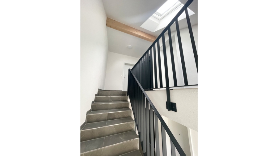 Familienoase! Exklusive 3-Zimmer-Gartenwohnung in idealer Südausrichtung in Pliening zu verkaufen! - Treppenhaus