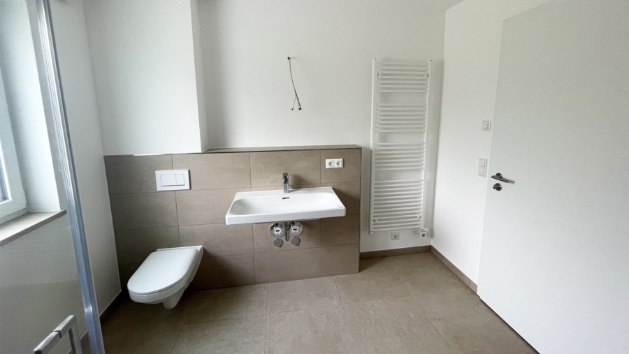 Familienoase! Exklusive 3-Zimmer-Gartenwohnung in idealer Südausrichtung in Pliening zu verkaufen! - Tageslichtbad