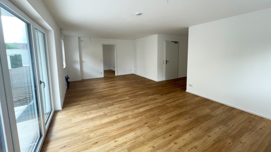 Familienoase! Exklusive 3-Zimmer-Gartenwohnung in idealer Südausrichtung in Pliening zu verkaufen! - Wohnbereich