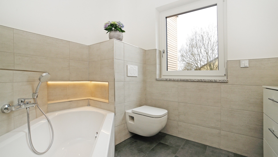 Dachgeschoss Traum! Exklusive 4-Zimmer-Dachgeschosswohnung in Eichenried zu vermieten! - Badezimmer