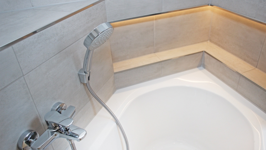 Dachgeschoss Traum! Exklusive 4-Zimmer-Dachgeschosswohnung in Eichenried zu vermieten! - Detailansicht Badewanne