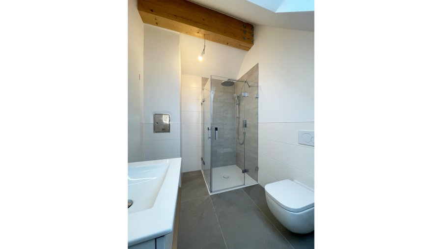 Exklusives Stadthaus mit edlem Kaminofen & 2 Bädern in Untermenzing direkt vom Bauträger! - Bad DG Ansicht 2