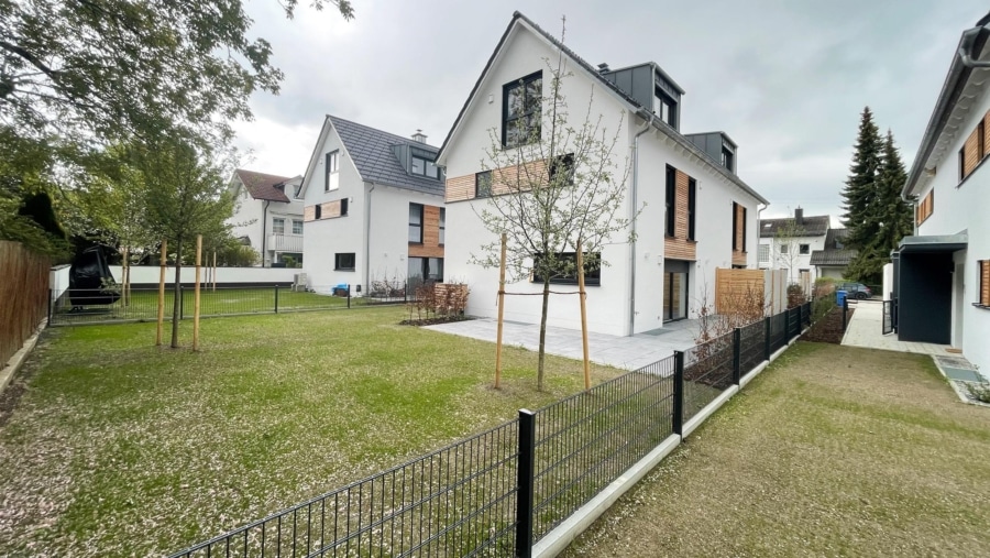 Exklusives Stadthaus mit edlem Kaminofen & 2 Bädern in Untermenzing direkt vom Bauträger! - Hausansicht 2