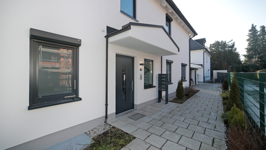 Absolute Rarität! Edle 3-Zimmer-Dachgeschosswohnung mit Luxusausstattung und großer Dachterrasse - Hauseingang