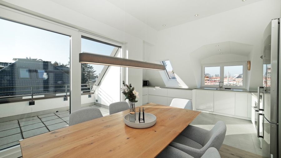 Absolute Rarität! Edle 3-Zimmer-Dachgeschosswohnung mit Luxusausstattung und großer Dachterrasse - Essbereich