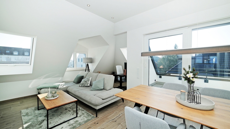 Absolute Rarität! Edle 3-Zimmer-Dachgeschosswohnung mit Luxusausstattung und großer Dachterrasse - Wohn-/Essbereich