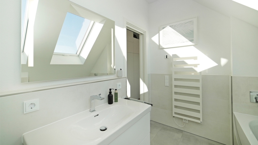 Absolute Rarität! Edle 3-Zimmer-Dachgeschosswohnung mit Luxusausstattung und großer Dachterrasse - Badezimmer Elternbereich