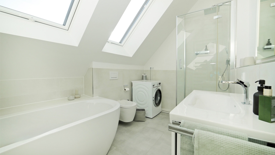 Absolute Rarität! Edle 3-Zimmer-Dachgeschosswohnung mit Luxusausstattung und großer Dachterrasse - Badezimmer Elternbereich