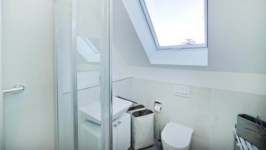 Absolute Rarität! Edle 3-Zimmer-Dachgeschosswohnung mit Luxusausstattung und großer Dachterrasse - Duschbad