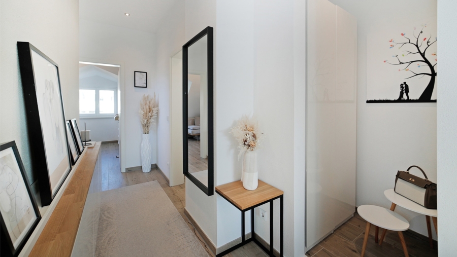 Absolute Rarität! Edle 3-Zimmer-Dachgeschosswohnung mit Luxusausstattung und großer Dachterrasse - Flur mit Ankleidebereich